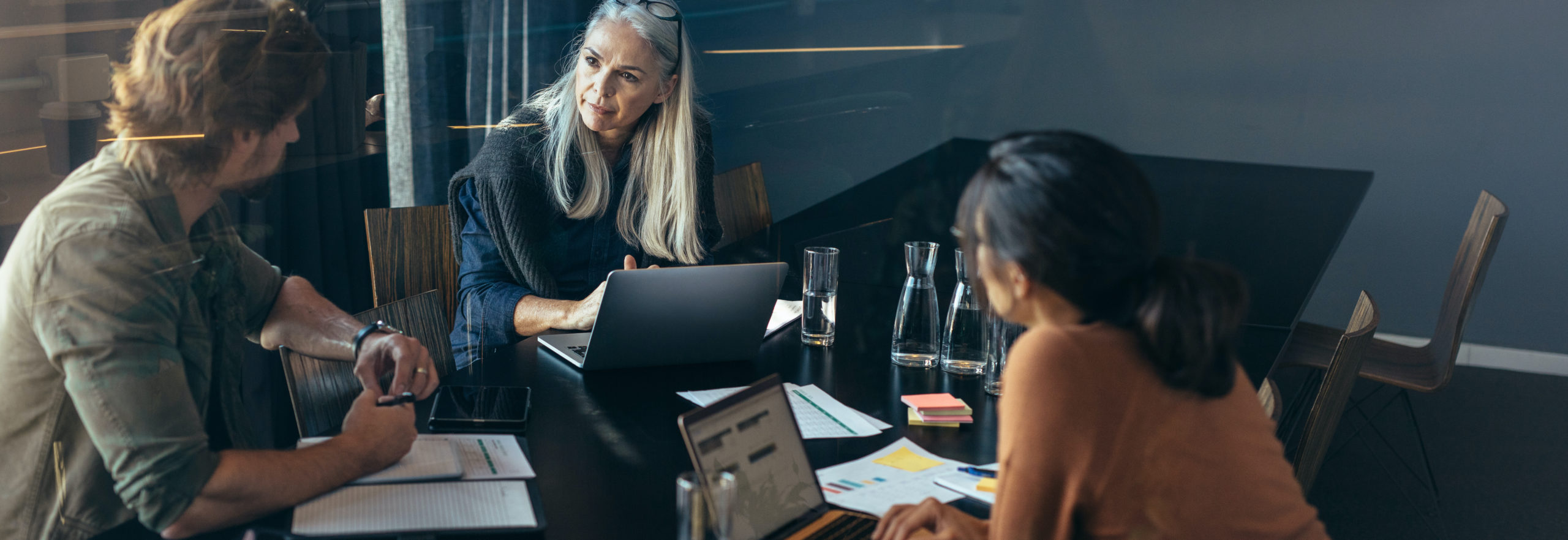 Team di lavoro con laptop in una sala riunioni