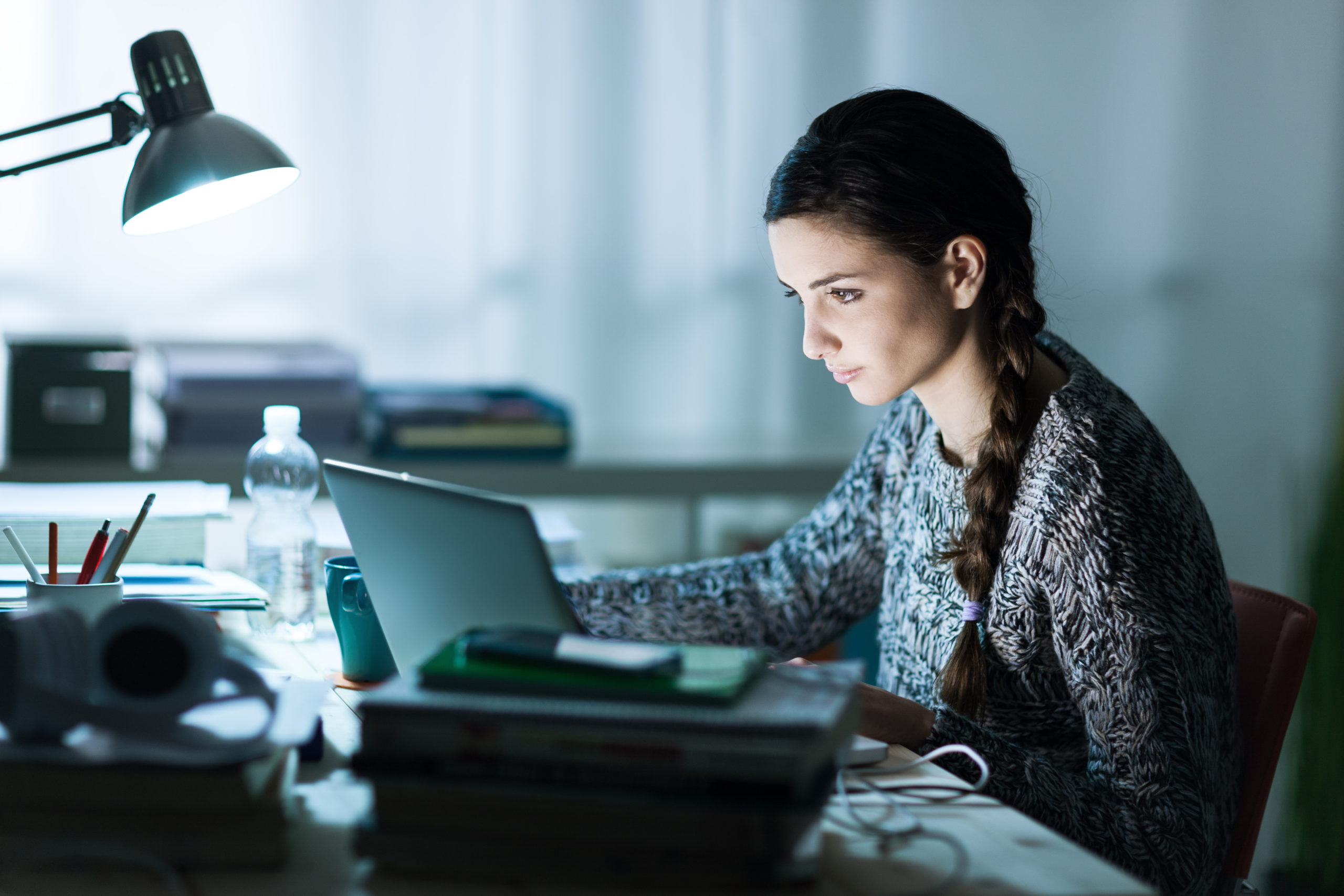 Donna che naviga in internet con un laptop
