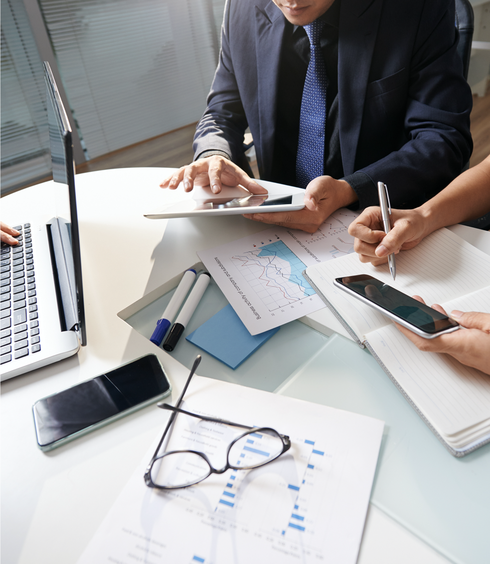 Team di consulenza che esamina report e dati con il cliente